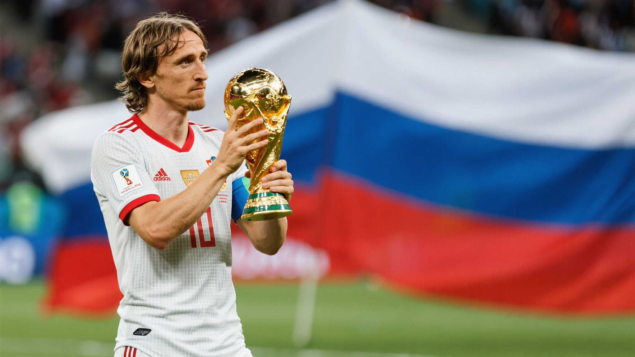 金球奖竞争白热化:亚马尔闪耀双响,登贝莱表现低迷! 一个典型案例就是之前不被看好的卢卡·莫德里奇,在2